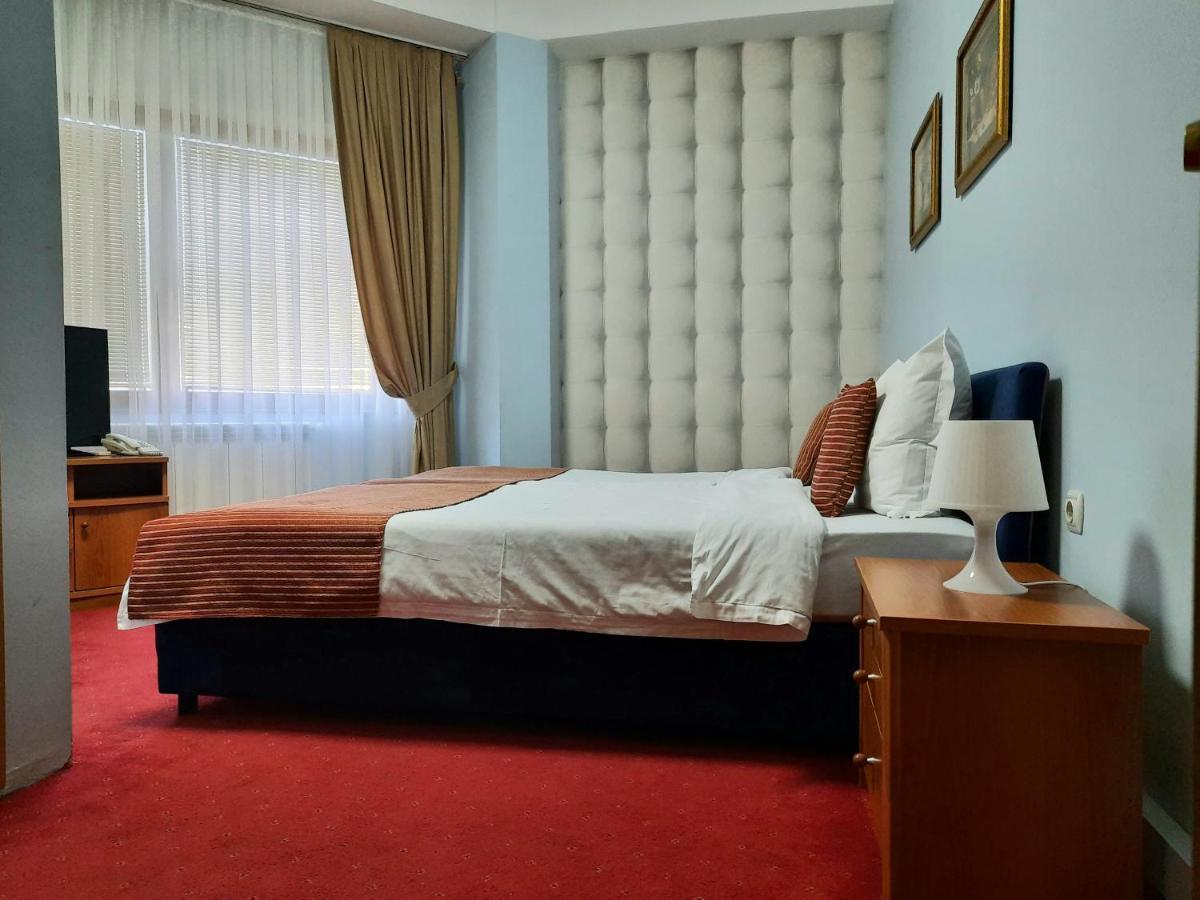 Hotel Aristocrat & Fish Restaurant Skopje Exterior photo